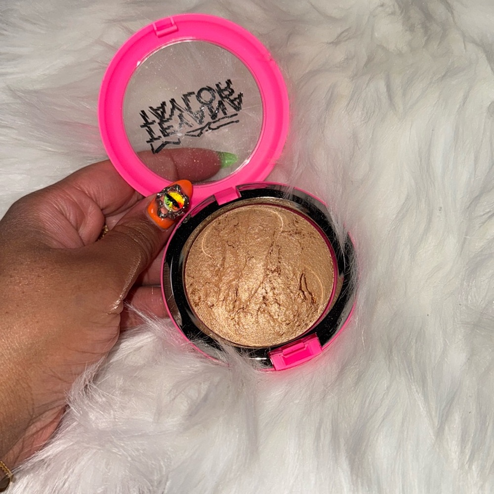Mac cosmetics house of petunia highlighter
